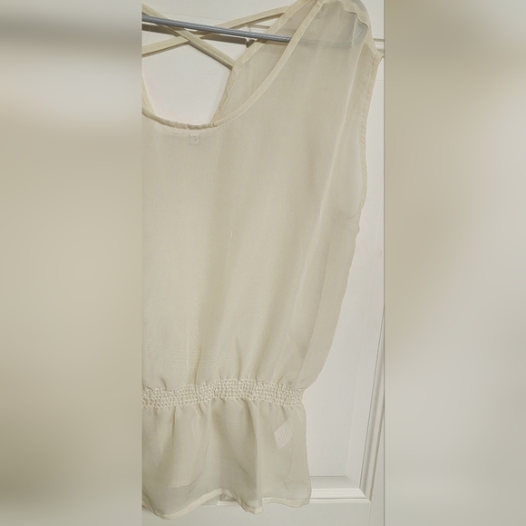 Women's Size Small,  Sleeveless 100% Lightweight Cream/Shear Polyester Top. ✨️✨️ - Picture 3 of 8